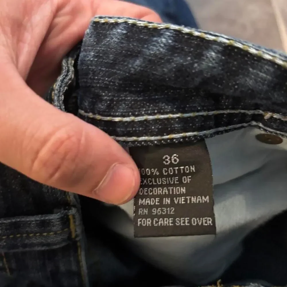 Vintage 2000s Y2K baggy Southpole esc enyce Dark wash jorts, 36, no flaws!